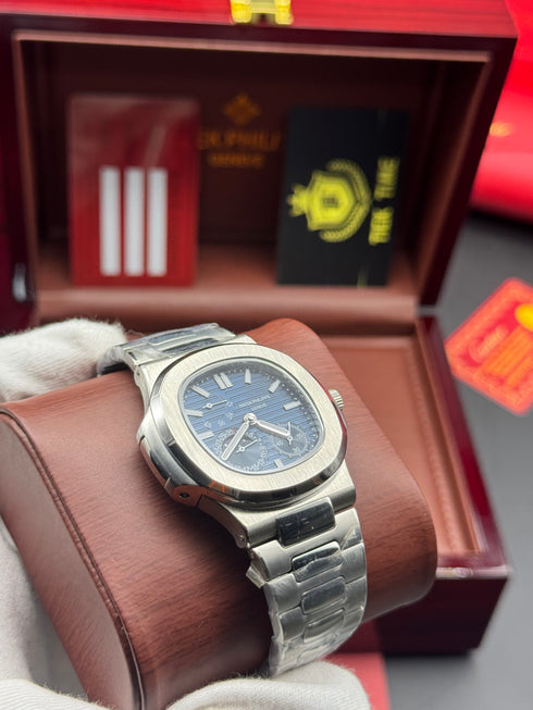 Patek- PHILIPPE STEEL NAUTILUS WITH MOON PHASE chrono