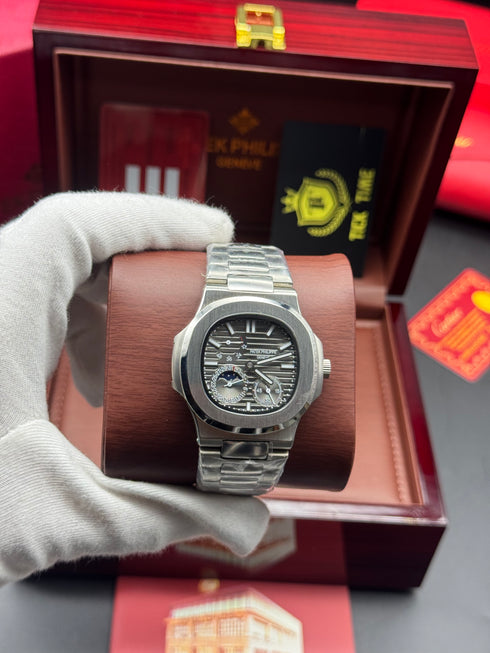 Patek- PHILIPPE STEEL NAUTILUS WITH MOON PHASE one